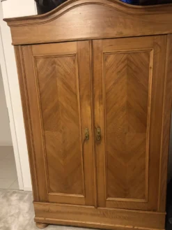 Armoire ancienne style louis XV - Fronton chapeau de gendarme