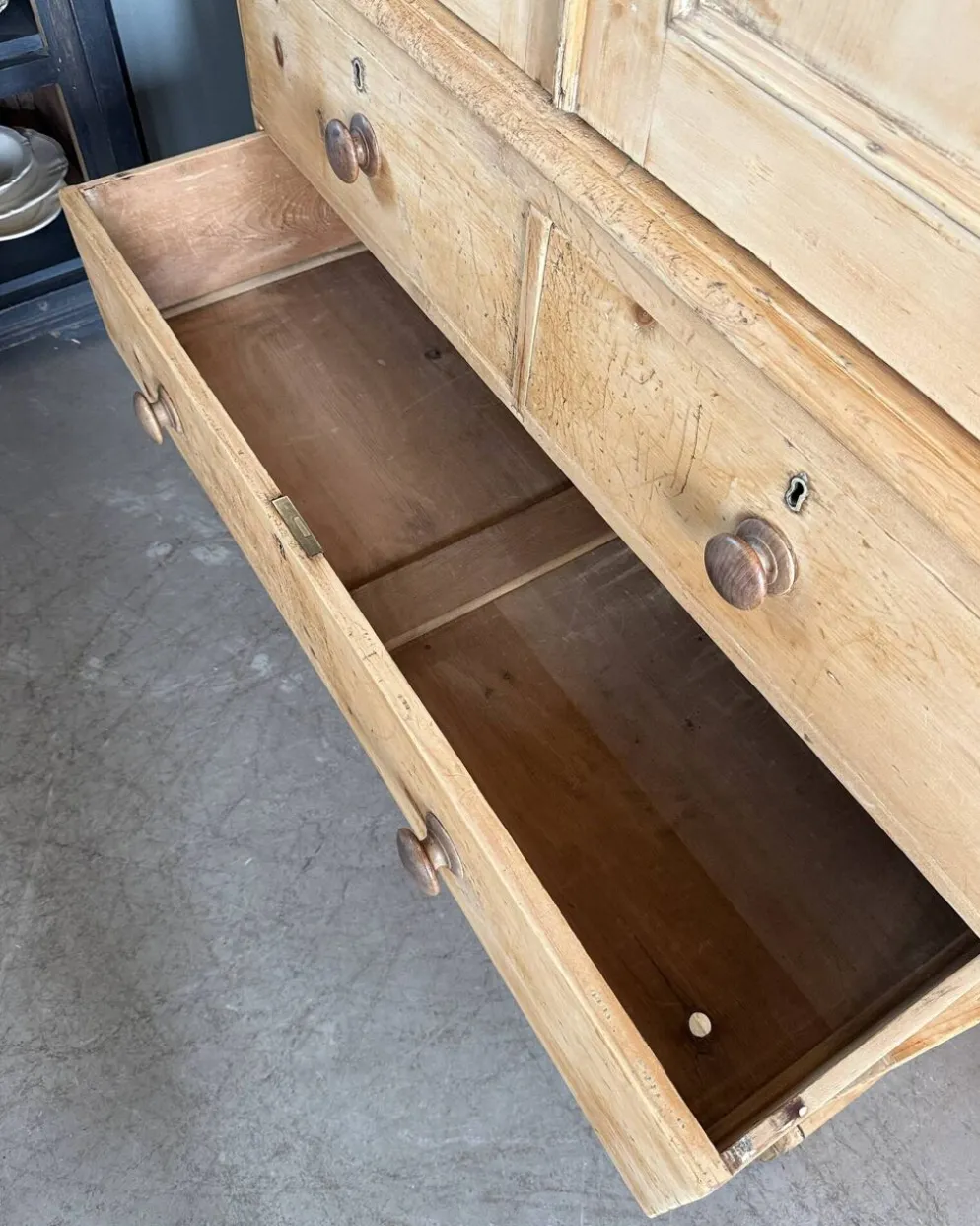 Armoire anglaise à linge de type linen press (rénovée)