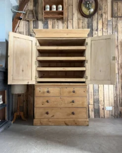 Armoire anglaise à linge de type linen press (rénovée)