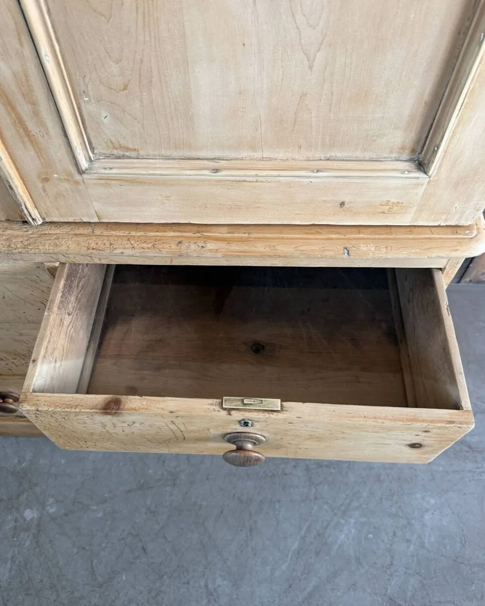 Armoire anglaise à linge de type linen press (rénovée)