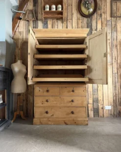 Armoire anglaise à linge de type linen press (rénovée)