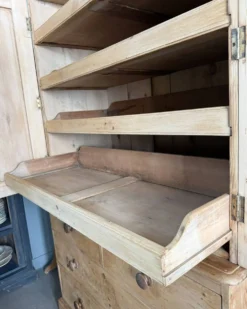 Armoire anglaise à linge de type linen press (rénovée)