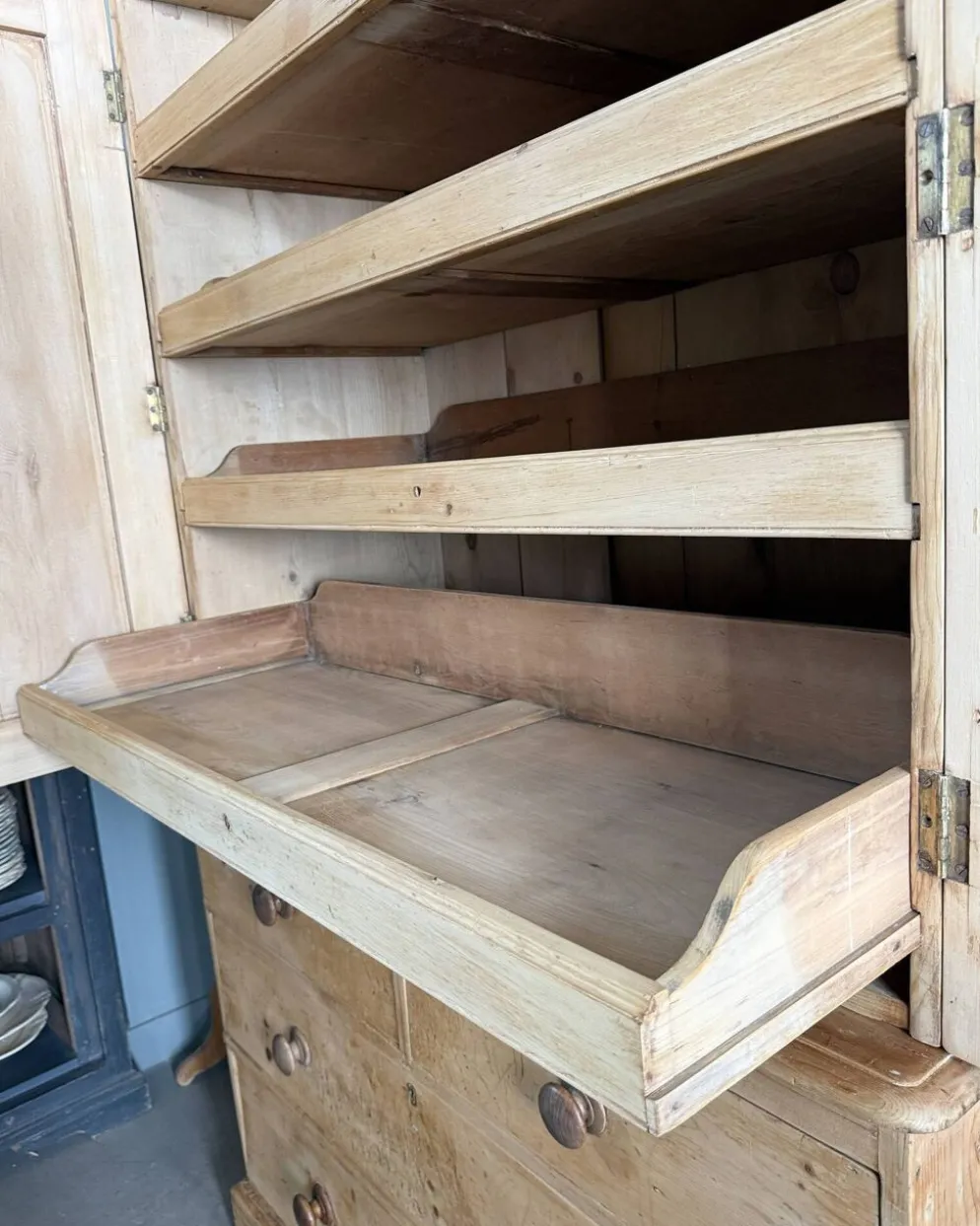 Armoire anglaise à linge de type linen press (rénovée)