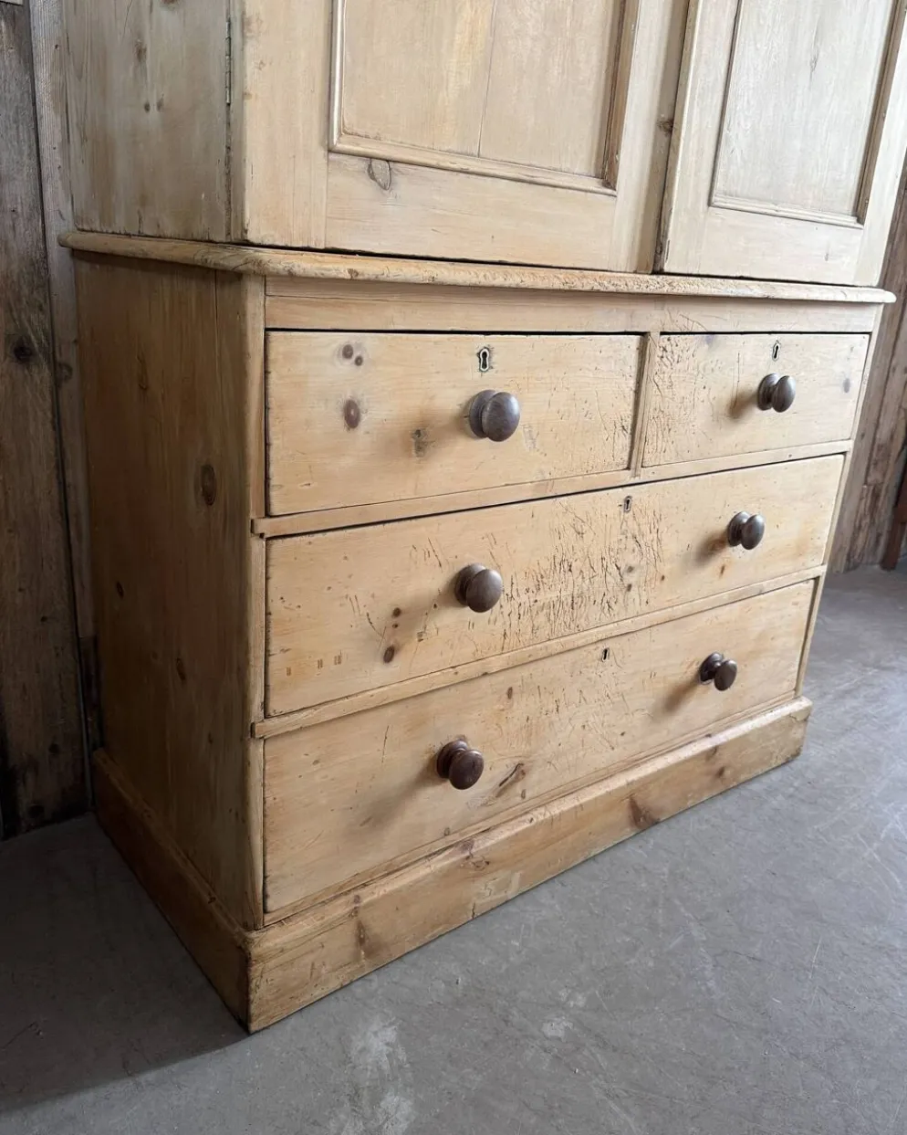 Armoire anglaise à linge de type linen press (rénovée)