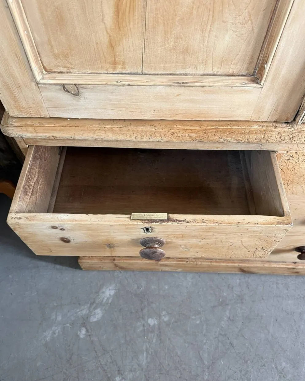 Armoire anglaise à linge de type linen press (rénovée)