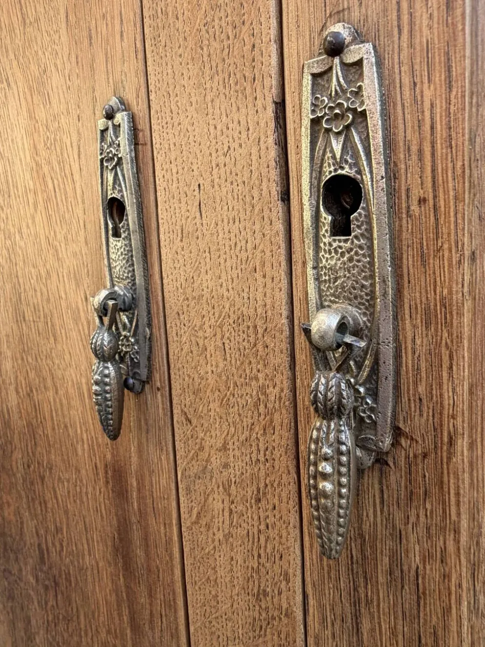 Armoire art déco chêne brut et miroir biseauté