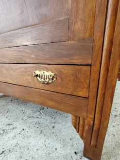 Armoire Art Déco en bois massif restaurée aux portes grillagées estampillée
