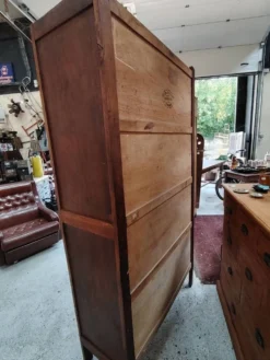 Armoire Art Déco en bois massif restaurée aux portes grillagées estampillée