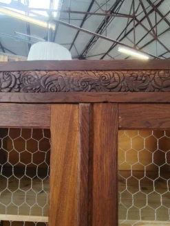 Armoire Art Déco en bois massif restaurée aux portes grillagées estampillée