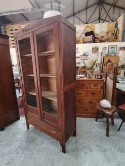 Armoire Art Déco en bois massif restaurée aux portes grillagées estampillée