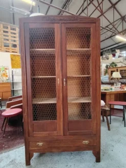 Armoire Art Déco en bois massif restaurée aux portes grillagées estampillée