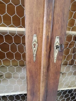 Armoire Art Déco en bois massif restaurée aux portes grillagées estampillée