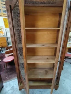 Armoire Art Déco en bois massif restaurée aux portes grillagées estampillée