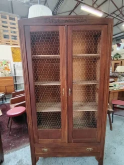 Armoire Art Déco en bois massif restaurée aux portes grillagées estampillée