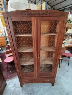 Armoire Art Déco en bois massif restaurée aux portes grillagées estampillée