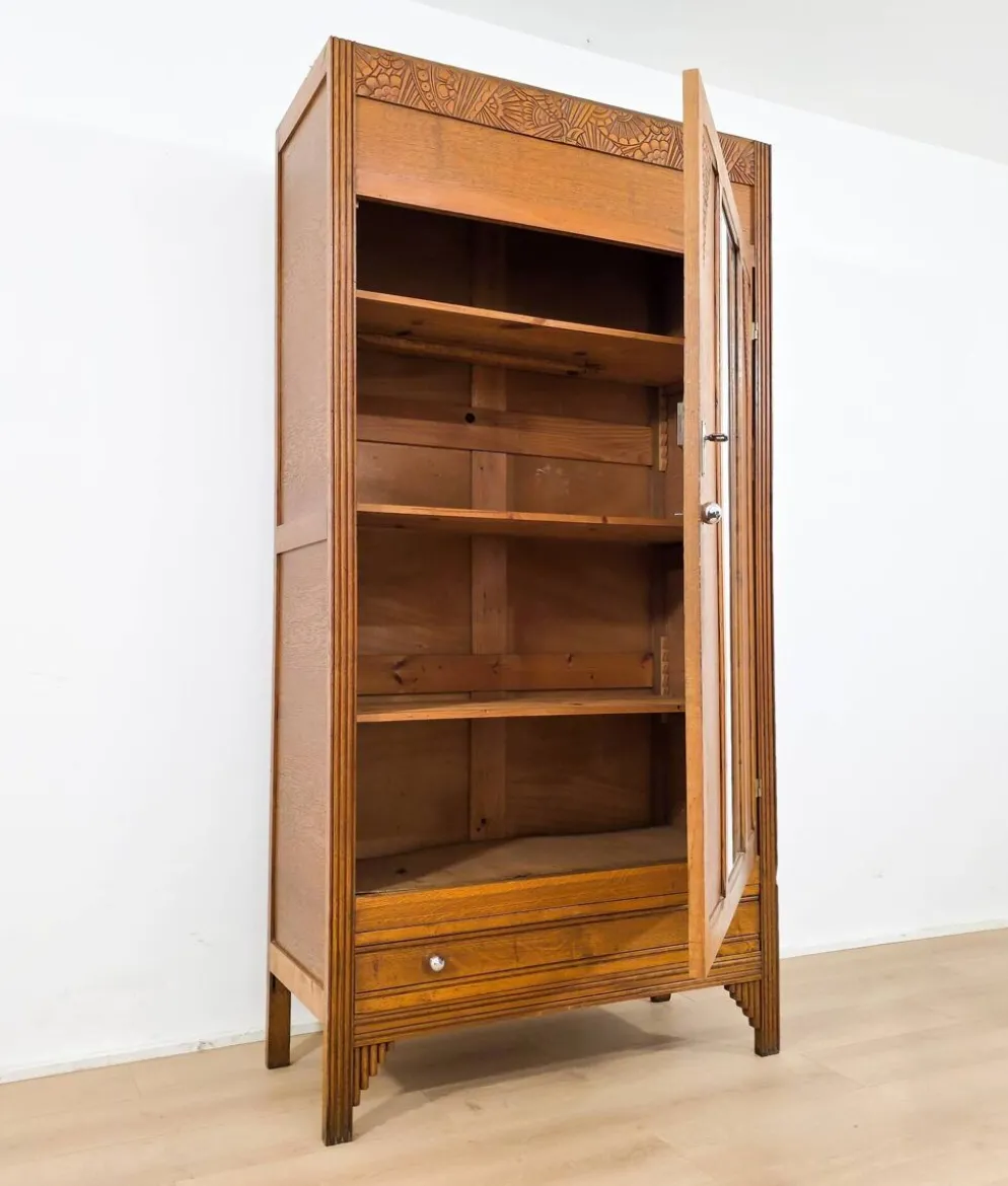 Armoire Art déco en bois sculpté avec miroir années 1930