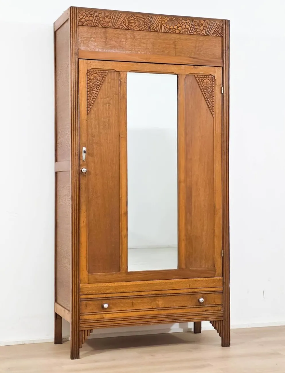 Armoire Art déco en bois sculpté avec miroir années 1930