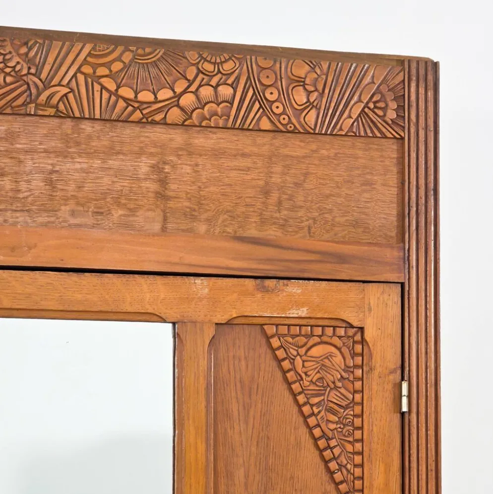 Armoire Art déco en bois sculpté avec miroir années 1930
