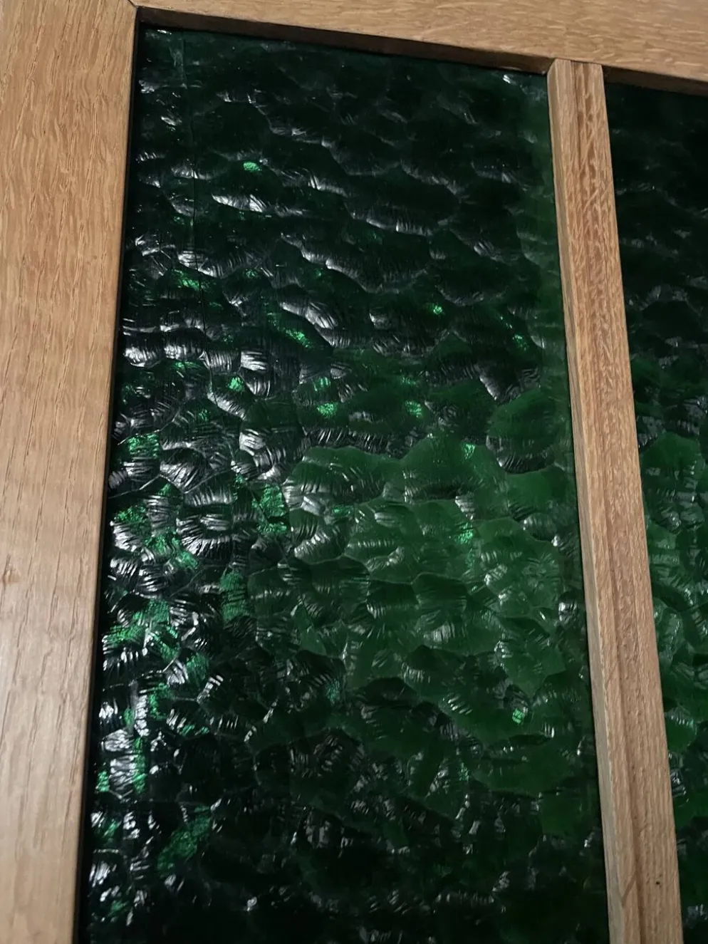 Armoire Art Déco en chêne et verre cathédrale vert - Années 1930