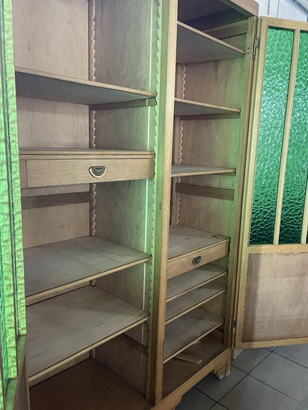 Armoire Art Déco en chêne et verre cathédrale vert - Années 1930