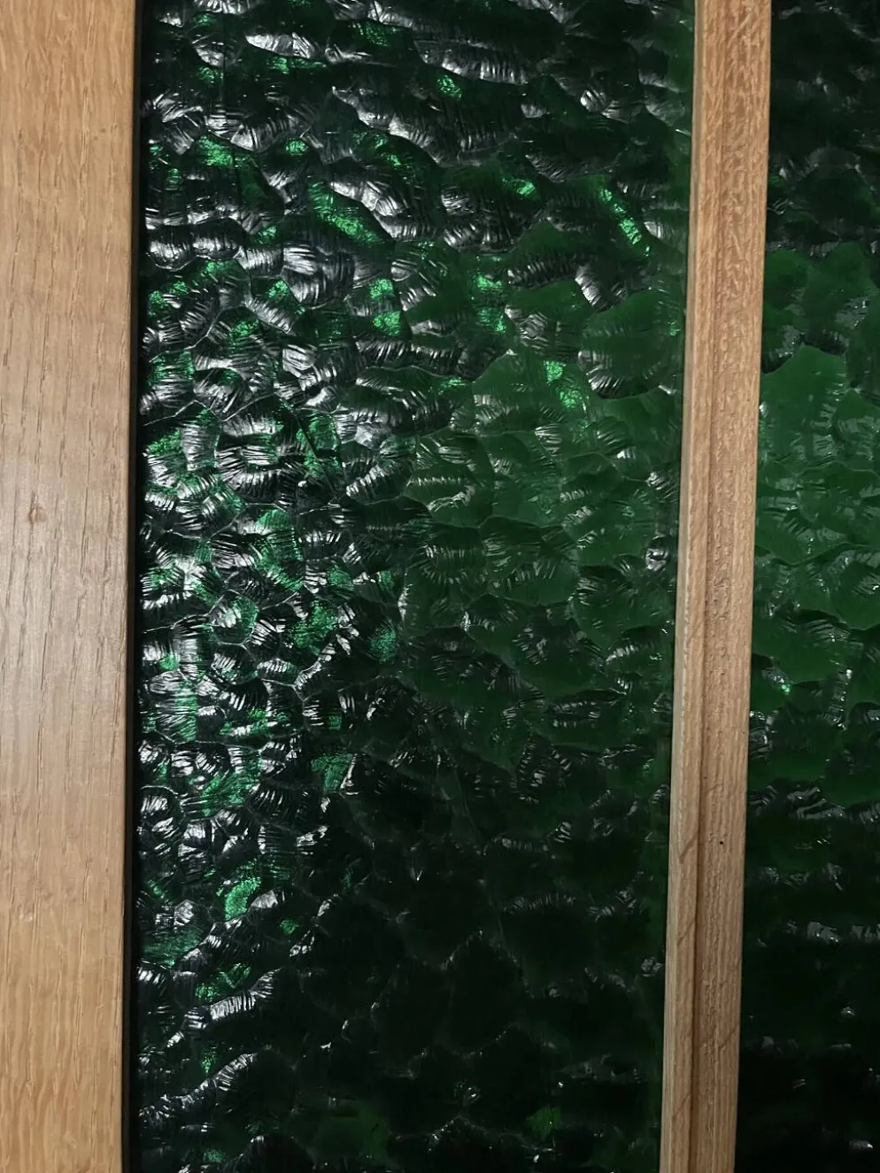 Armoire Art Déco en chêne et verre cathédrale vert - Années 1930
