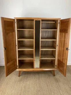 Armoire Art déco en chêne massif restaurée – années 1930-1940