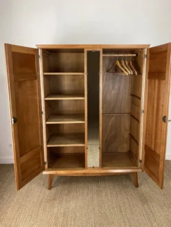 Armoire Art déco en chêne massif restaurée – années 1930-1940