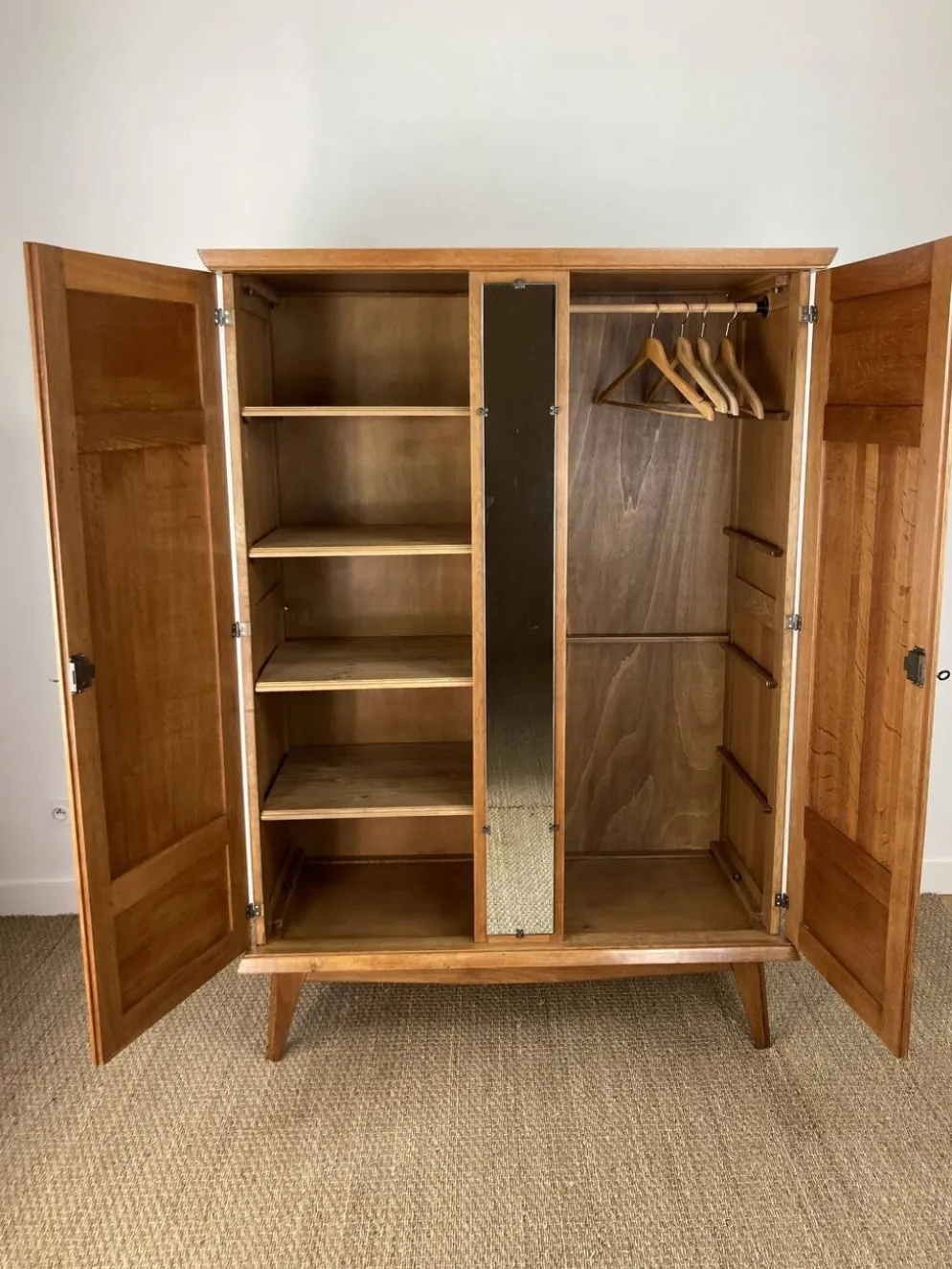 Armoire Art déco en chêne massif restaurée – années 1930-1940