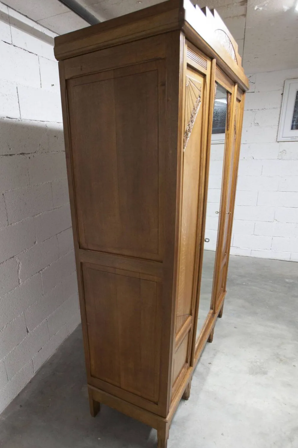 Armoire art déco en chêne sculpté - Atelier flamand circa 1930