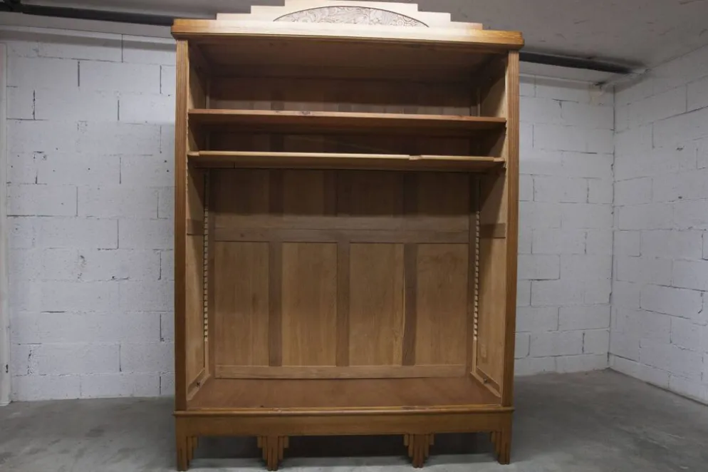 Armoire art déco en chêne sculpté - Atelier flamand circa 1930