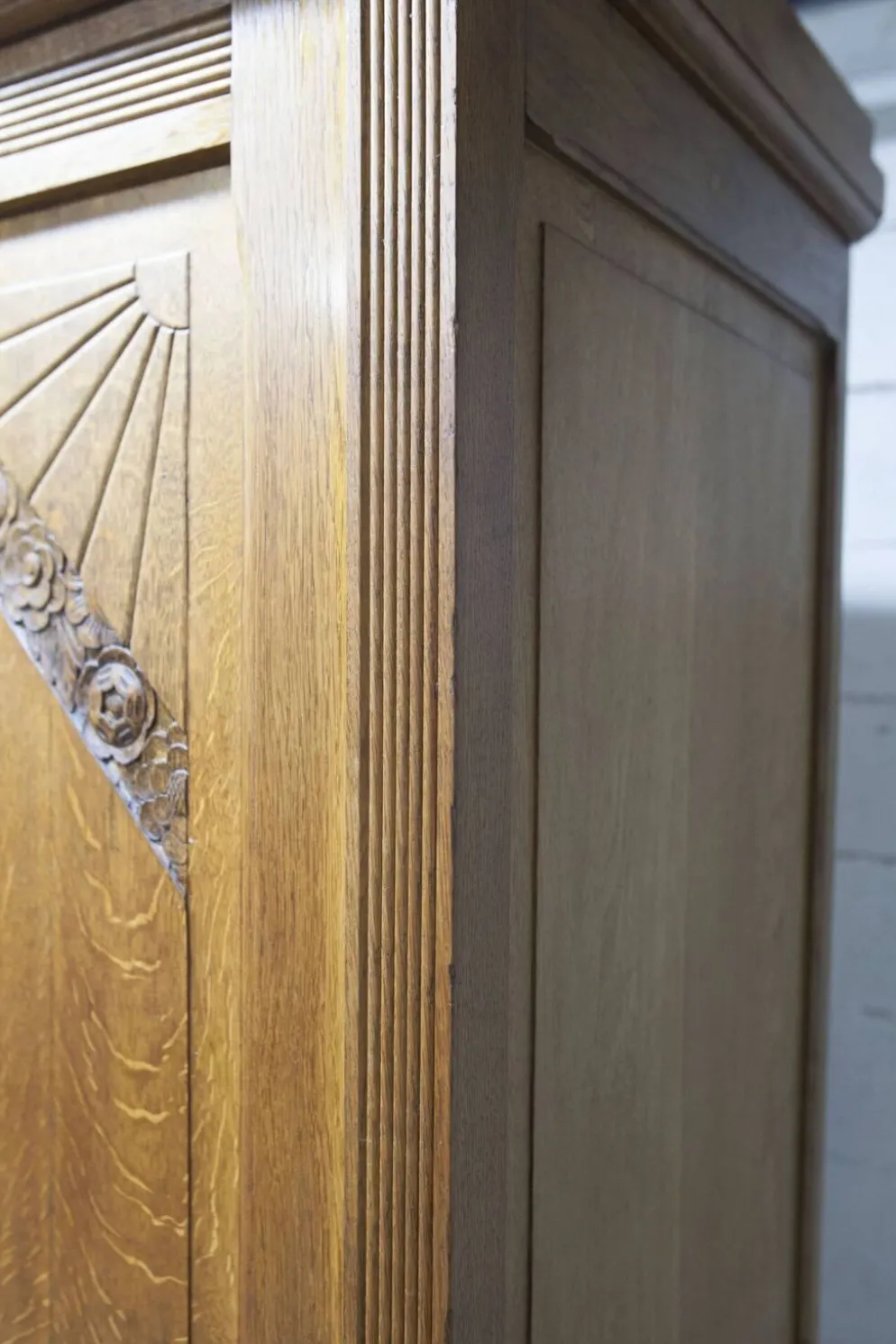 Armoire art déco en chêne sculpté - Atelier flamand circa 1930