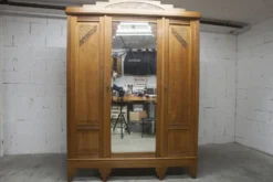 Armoire art déco en chêne sculpté - Atelier flamand circa 1930