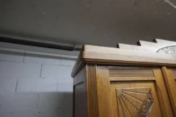 Armoire art déco en chêne sculpté - Atelier flamand circa 1930