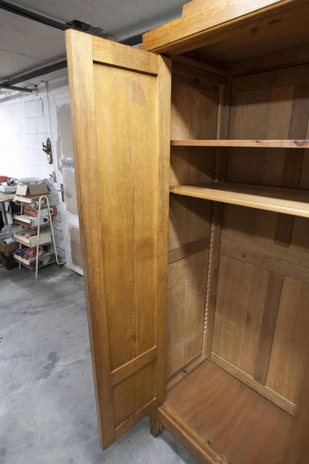 Armoire art déco en chêne sculpté - Atelier flamand circa 1930