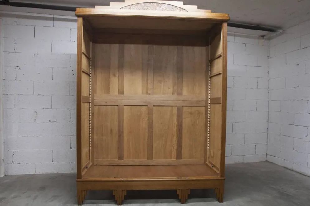 Armoire art déco en chêne sculpté - Atelier flamand circa 1930
