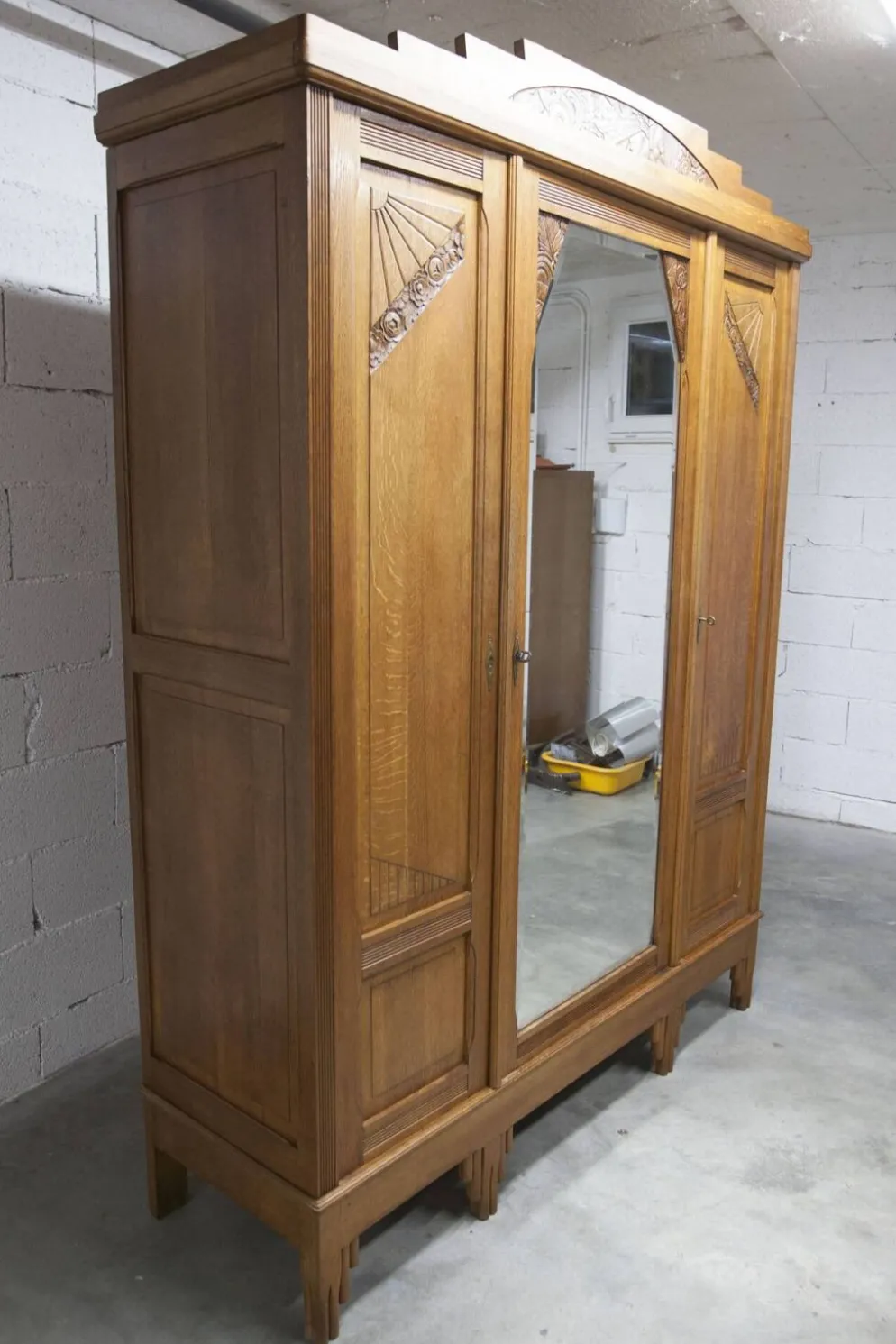 Armoire art déco en chêne sculpté - Atelier flamand circa 1930
