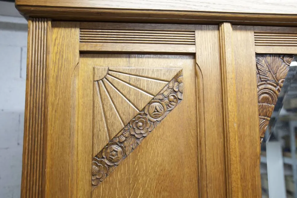 Armoire art déco en chêne sculpté - Atelier flamand circa 1930