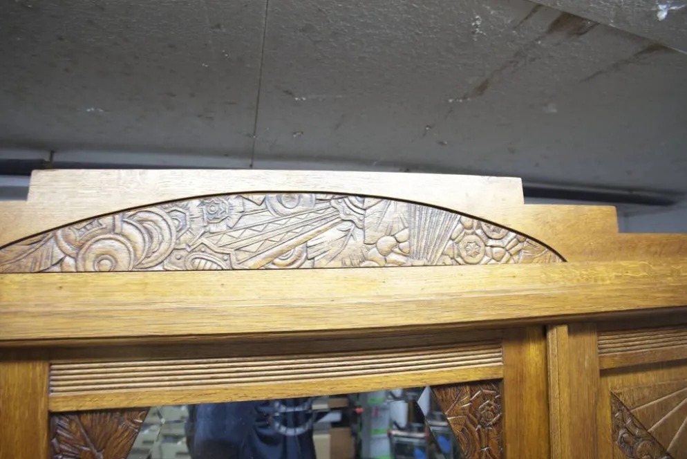 Armoire art déco en chêne sculpté - Atelier flamand circa 1930