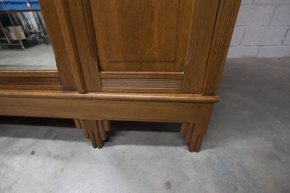 Armoire art déco en chêne sculpté - Atelier flamand circa 1930