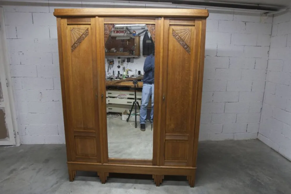 Armoire art déco en chêne sculpté - Atelier flamand circa 1930