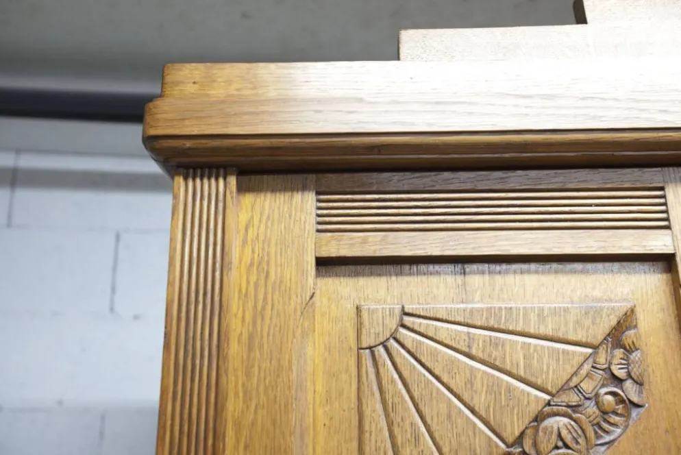 Armoire art déco en chêne sculpté - Atelier flamand circa 1930