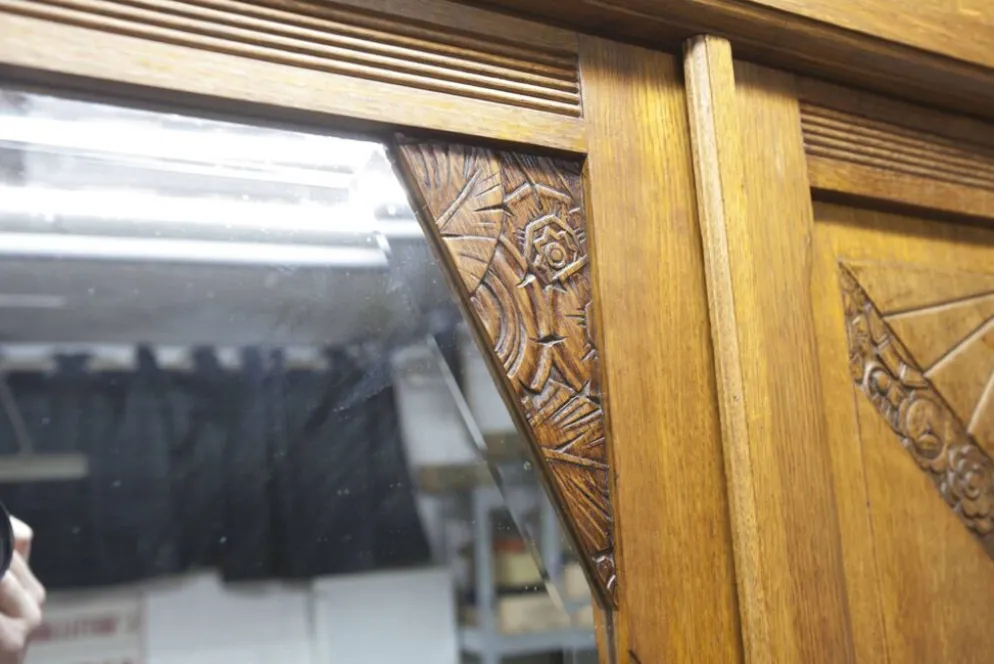 Armoire art déco en chêne sculpté - Atelier flamand circa 1930