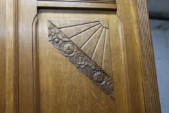 Armoire art déco en chêne sculpté - Atelier flamand circa 1930