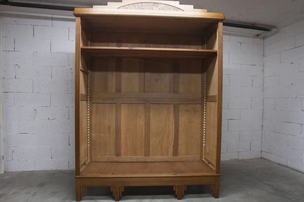 Armoire art déco en chêne sculpté - Atelier flamand circa 1930