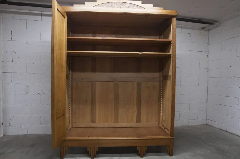 Armoire art déco en chêne sculpté - Atelier flamand circa 1930