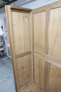 Armoire art déco en chêne sculpté - Atelier flamand circa 1930