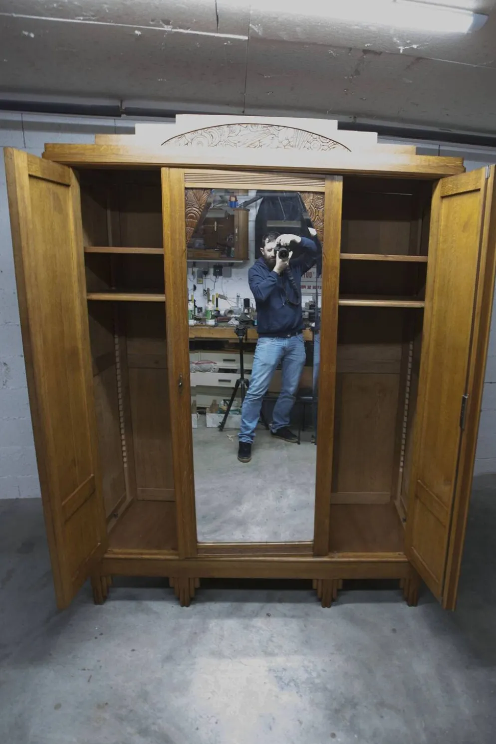 Armoire art déco en chêne sculpté - Atelier flamand circa 1930