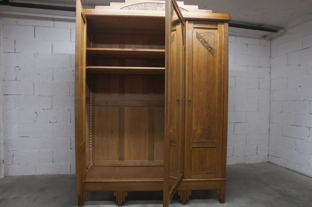 Armoire art déco en chêne sculpté - Atelier flamand circa 1930
