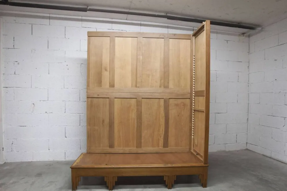 Armoire art déco en chêne sculpté - Atelier flamand circa 1930