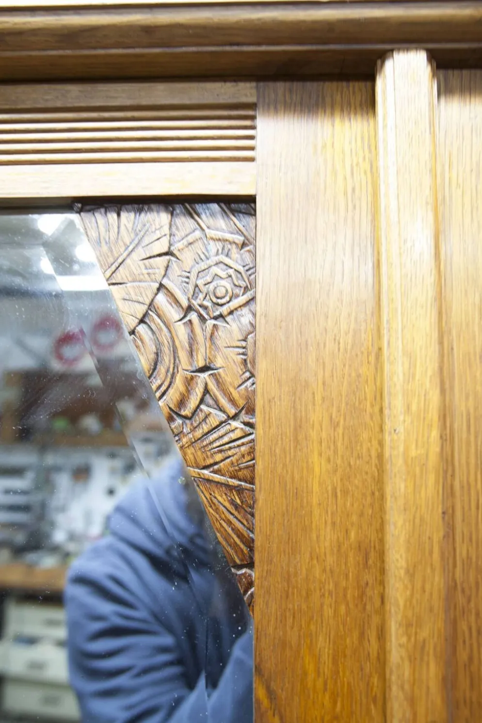 Armoire art déco en chêne sculpté - Atelier flamand circa 1930